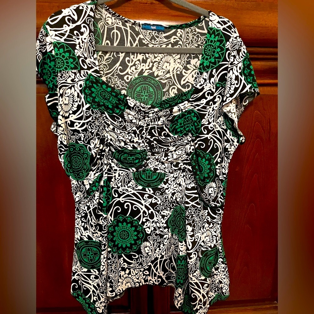Fave Elegant Celtic Knotwork Green and Black Patterned Women's Top 2X
